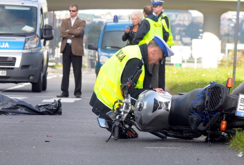 Wypadek: Na al. Witosa motocyklistka wjechała w pieszych 