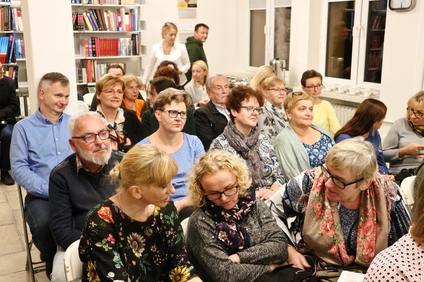 W Powiatowej Bibliotece w Wieluniu promowano nową książkę Macieja Bieszczada[FOTO]