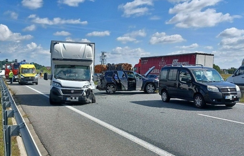 Wypadek pięciu samochodów na łączniku autostradowej...
