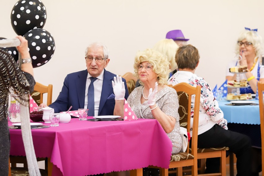 Seniorzy z gminy Jerzmanowa wiedzą, jak się  dobrze bawić! Pożegnali karnawał 2022 na balu. Zdjęcia