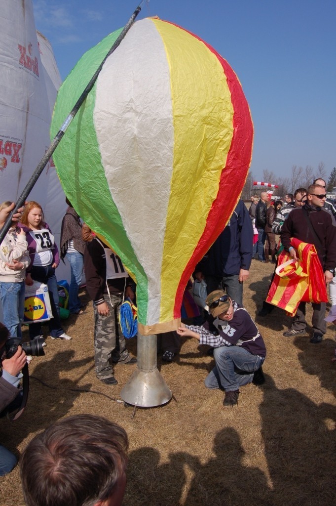 Uczniowie ze Stobiecka Szlacheckiego na zawodach modeli balonów w Rudnikach