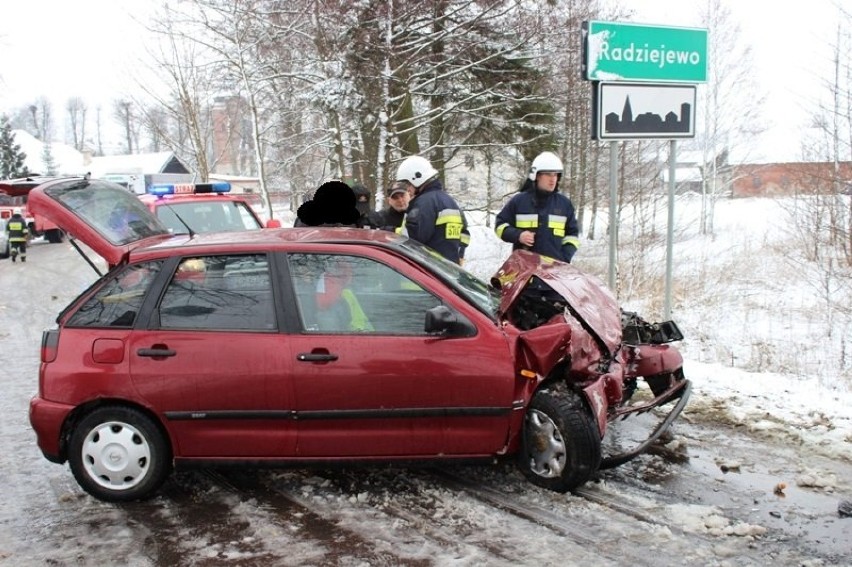 Wypadek w Radziejowie. Czołowo zderzyły się dwa samochody