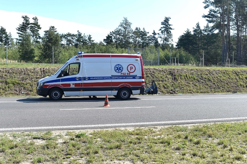 Wypadek na S5 pod Lesznem. Renault w rowie, dwie osoby ranne