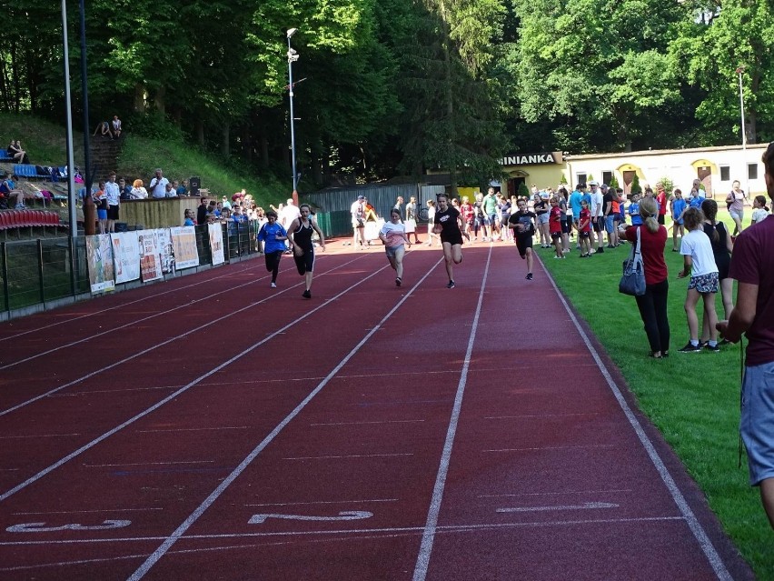 Sportowe zmagania na stadionie w Chełmnie