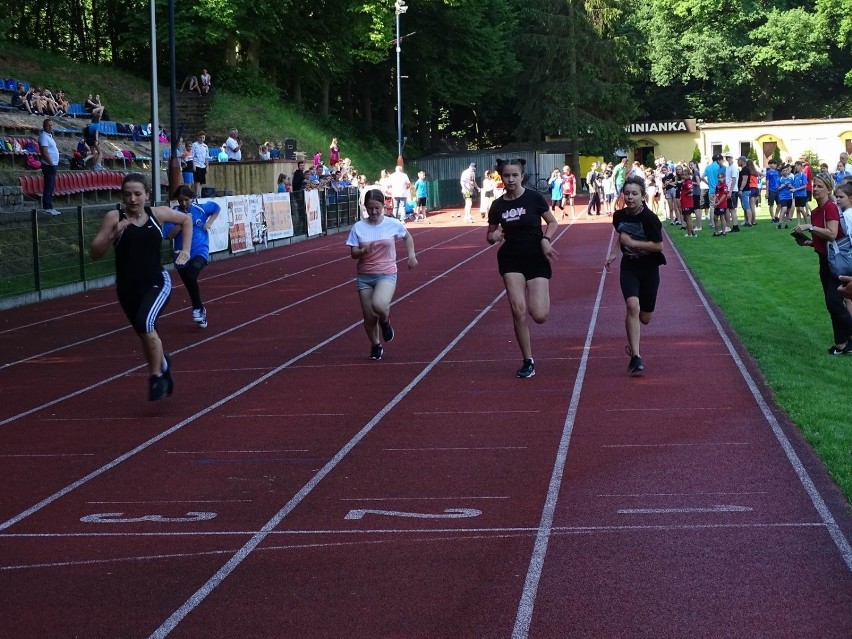 Sportowe zmagania na stadionie w Chełmnie