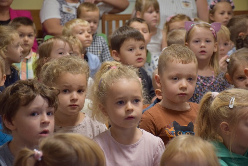 Dzień Edukacji Narodowej w przedszkolu "Bajka" w Obornikach. Zajączki przygotowały występ artystyczny [ZDJĘCIA]