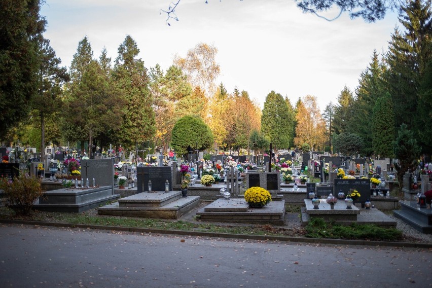 Cmentarz Batowice rozświetlony blaskiem zniczy. W Krakowie trwają przygotowania przed Dniem Wszystkich Świętych