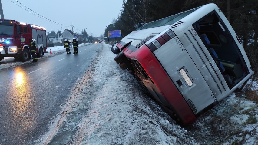 Autobus wpadł do rowu w Wilczynie