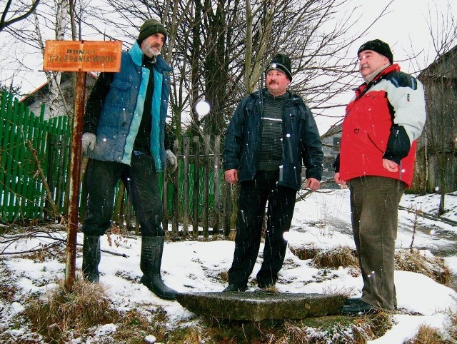 Od lewej: Janusz Wierzbicki, Marian Łaski i Krzysztof Chorąży przy zbiorniku wody p.poż. w Łaśnicy