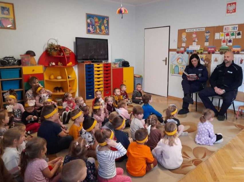 Dzielnicowi z Piławy Górnej czytali przedszkolakom z okazji...