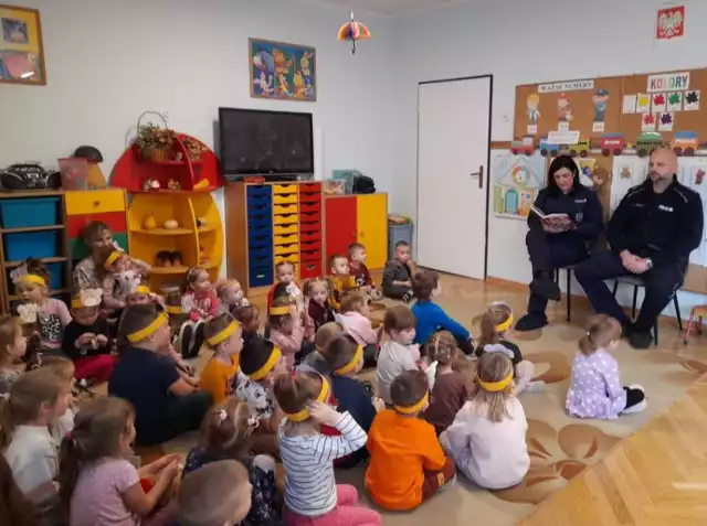 Dzielnicowi z Piławy Górnej czytali przedszkolakom z okazji Dnia Pluszowego Misia