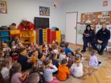 Piławscy dzielnicowi czytali bajki przedszkolakom z „Tęczowej Krainy”