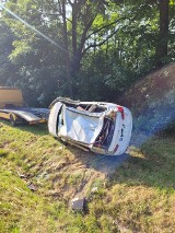 Wypadek na DK94 w Jadownikach, samochód osobowy zderzył się z ciągnikiem, jedna osoba ranna. Zdjęcia