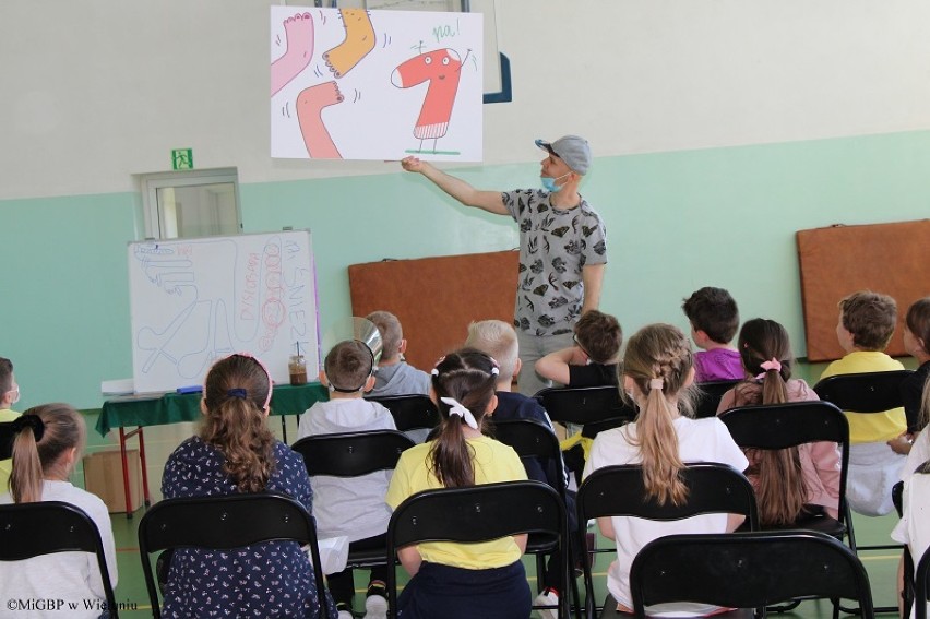 Wieluńska biblitoteka wznowiła projekt „Literacka Podróż”. Spotkanie w Rudzie FOTO