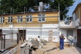 Trwa przebudowa budynku przy 1 Maja w Pajęcznie [FOTO]