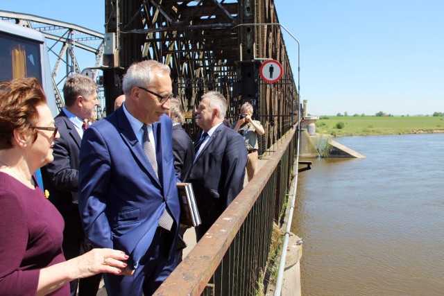 Posłowie z komisji Infrastruktury z wiceministrem Kazimierzem Smolińskim podczas zwiedzania mostu.