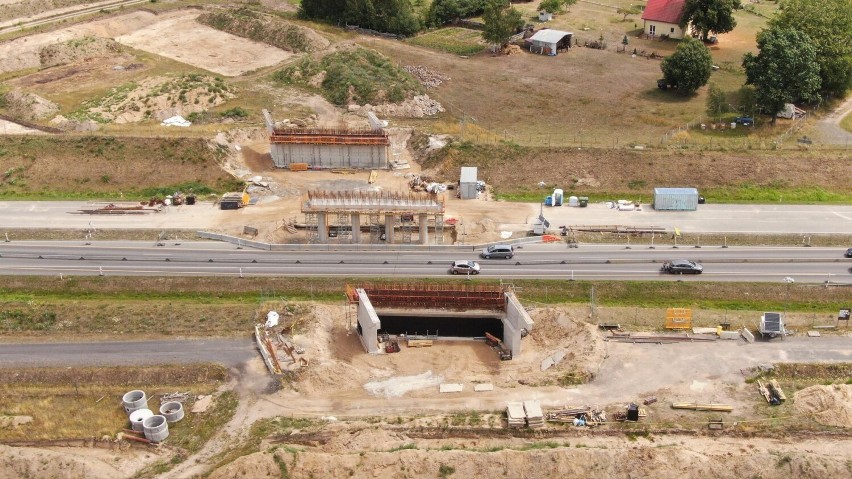 Widok na powstający wiadukt nad S11 na wysokości Miękowa