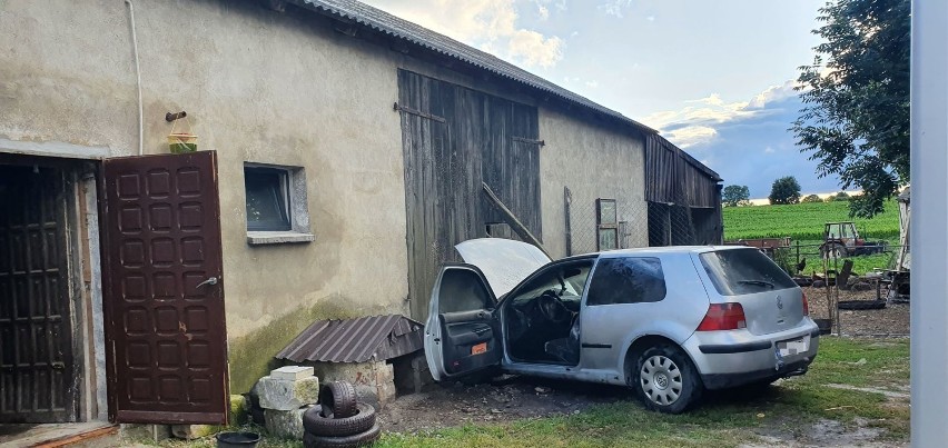 Pożar samochodu w Rywałdzie w powiecie grudziądzkim [zdjęcia]