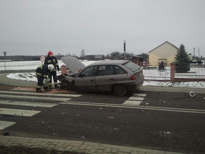 Wypadek w Chojeńcu: Zderzenie dwóch samochodów, dwie osoby...