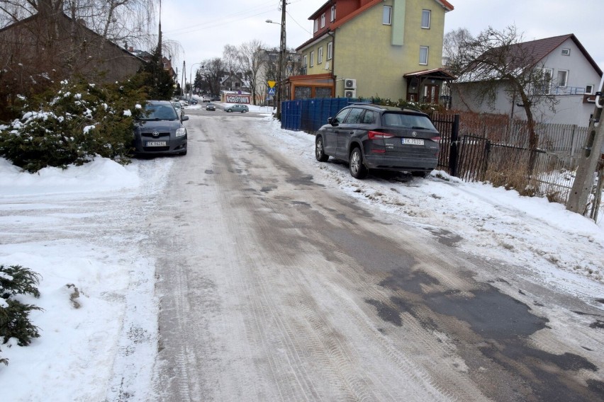 Mieszkańcy ulicy Prostej w Kielcach nie chcą takiej naprawy jezdni. Po każdym zasypaniu dziur stan nawierzchni jest coraz gorszy 