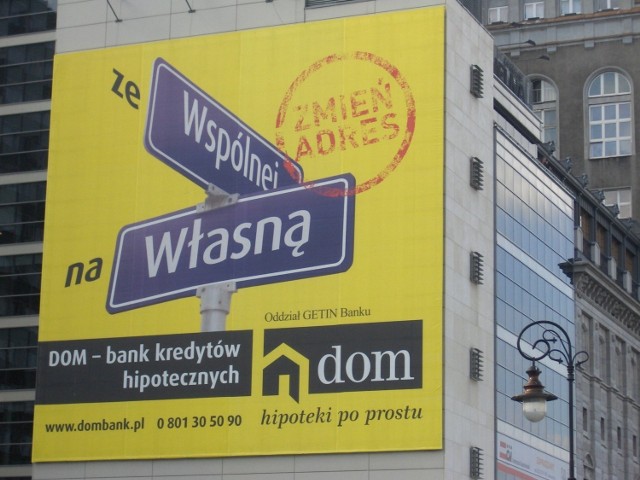 Reklama na biurowcu Instytutu Austriackiego przy ulicy Zielnej 37 w centrum Warszawy.