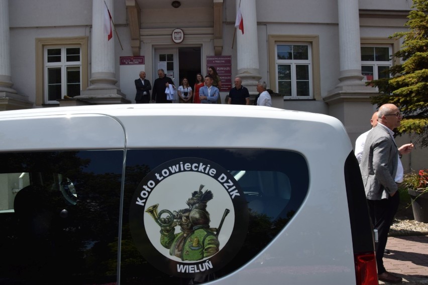 "Zestrzelimy koronawirusa".  Myśliwi darowali auto do walki z epidemią w powiecie wieluńskim ZDJĘCIA