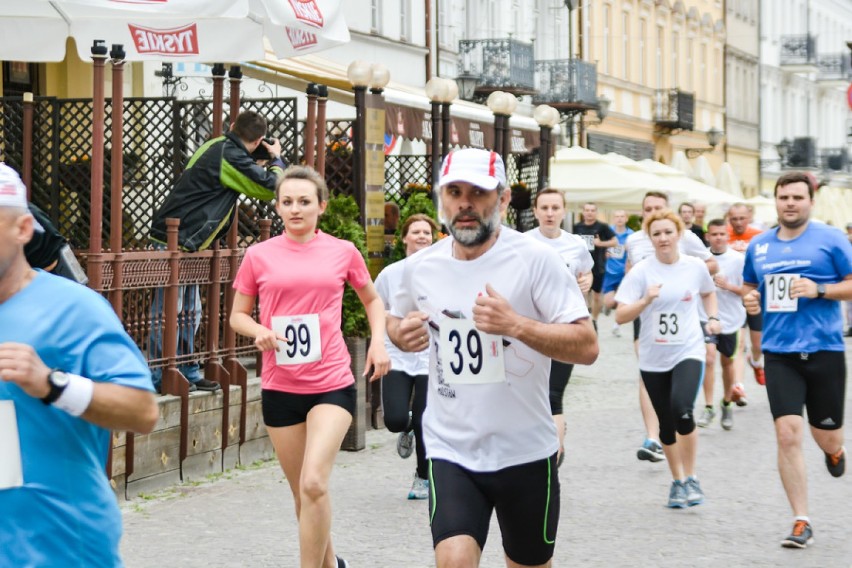 Bieg Solidarności w Płocku zebrał wielu biegaczy. Szukajcie...