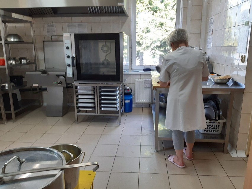 Kuchnia w Mostach "sprywatyzowana", ceny w górę. Przedszkola w Goleniowie finalizują przetargi