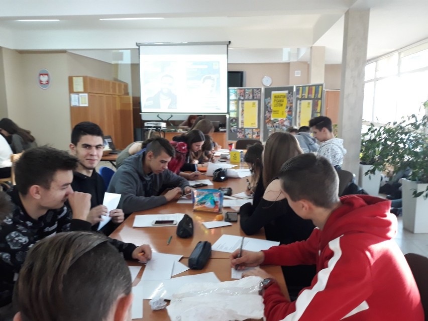 Młodzież listy pisze... Maraton pisania listów Amnesty International w ZSP 1 w Radomsku [ZDJĘCIA]