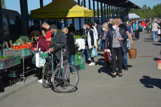 Rynek przy Mickiewicza w Zduńskiej Woli pod czujnym okiem kamer. Teraz jest tam 16 urządzeń