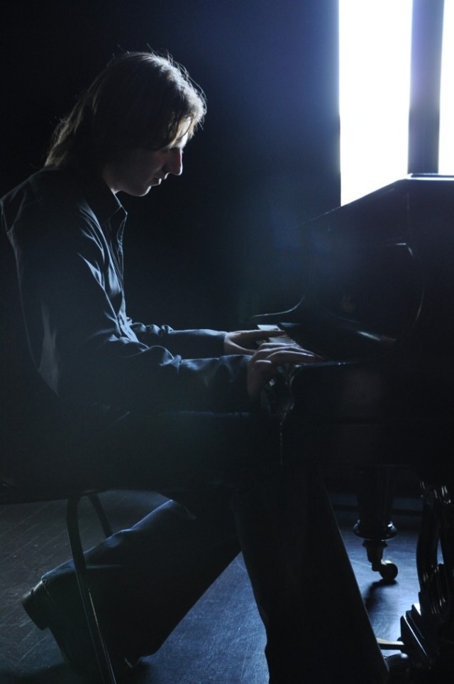 Adrian Witaszczyk gra miedzy innymi na gitarze i pianinie