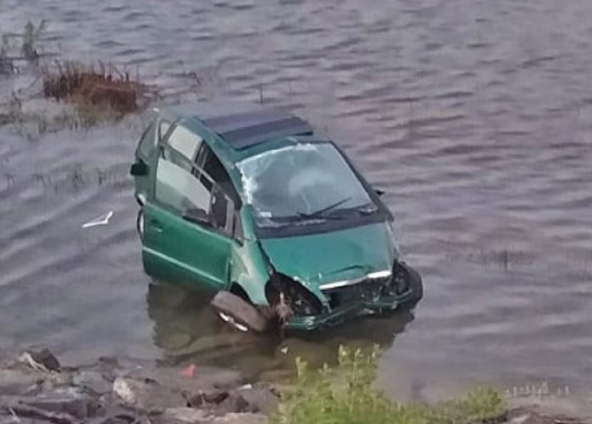 Pijany kierowca spadł ze skarpy i wjechał do Jeziora...