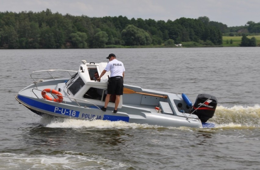 Kaliscy policjanci patrolują zbiornik wodny w Szałem. ZDJĘCIA