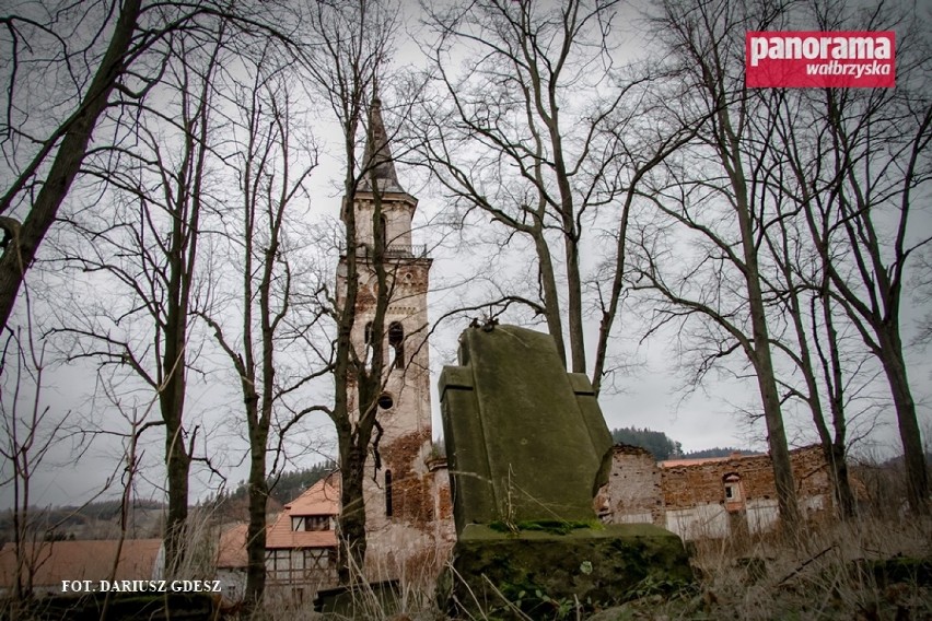 Ruiny kościoła ewangelickiego w Unisławiu Śląskim oraz...