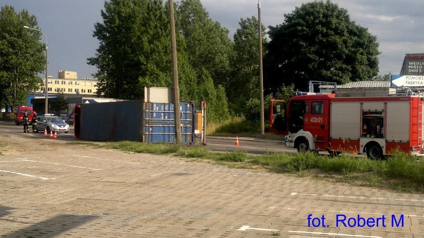 Wypadek na Hutniczej w Gdyni. Strażacy podnosili tira, który przewrócił się na drogę ZDJĘCIA