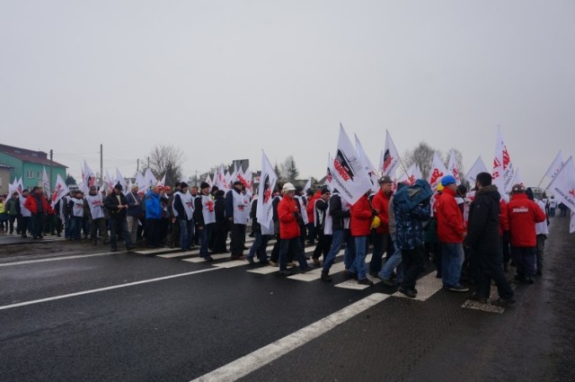 Około 150 osób przez prawie dwie godziny blokowało ruch na drodze krajowej nr 1.