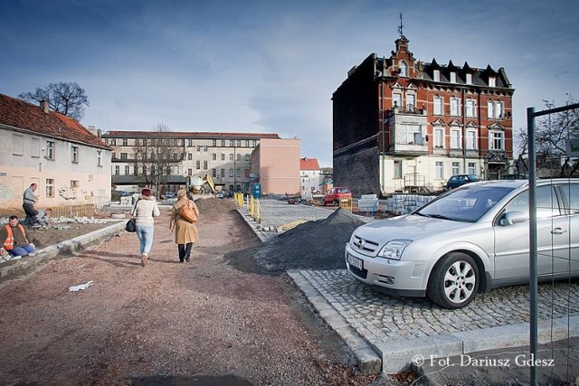 Ul. Rycerska. Teraz jest tu parking i skwer z ławeczkami i zielenią