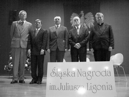 Laureaci nagrody (od lewej): Jan Drabina, Wiesław Lesiuk, Józef Śliwiok, Rajmund Hanke i Władysław Bochnak.  /  ARKADIUSZ ŁAWRYWIANIEC