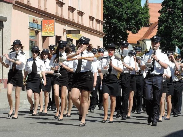 3 maja odbędą się obchody Święta Konstytucji, połączone ze świętem strażackim. O godzinie 10.15 mieszkańcy zbiorą się pod remizą OSP przy ulicy Sportowej. Odbędzie się apel z okazji Dnia Strażaka. O godzinie 11.00 nastąpi przemarsz pod pomnik na ulicy Kolejowej i złożenie kwiatów. A pół godziny później przemarsz do kościoła na mszę. Druga część obchodów odbędzie się popołudniu (od godz. 16.30). Na Rynku zaplanowano występy dzieci i młodzieży z sekcji ośrodka kultury. O godzinie 18.00 rozpocznie się koncert orkiestry dętej OSP, a po nim zabawa taneczna.