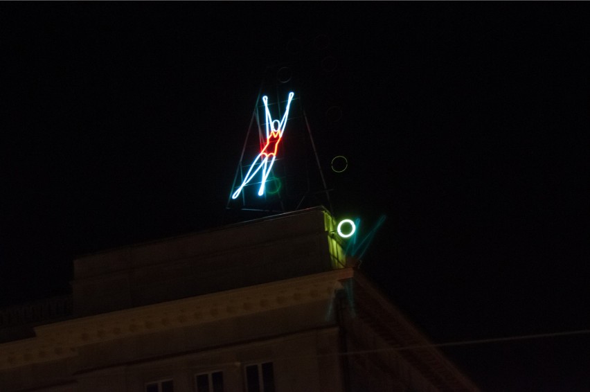 Słynny neon wkrótce rozbłyśnie na nowo. Obejrzysz go na placu Konstytucji