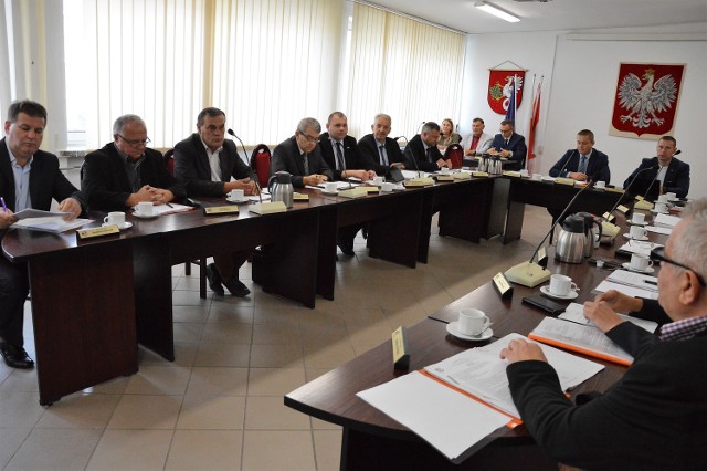 Rada Powiatu liczy 17 radnych i aktualnie rządzi w niej koalicja PO - PSL