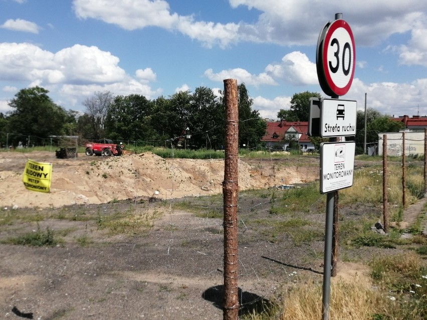 Skrzyżowanie przebudowywane jest w związku z budową tramwaju...