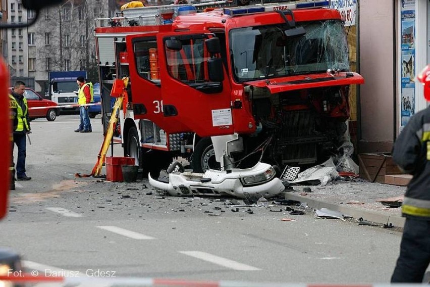 Lekki samochód gaśniczy marki Renault należący do Państwowej...