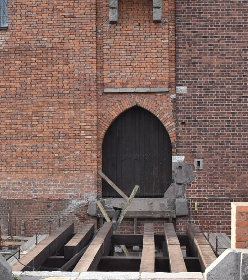 Malbork. Na mostku przy zamku prace zostały wznowione. Wykonawca wreszcie doczekał się drewna