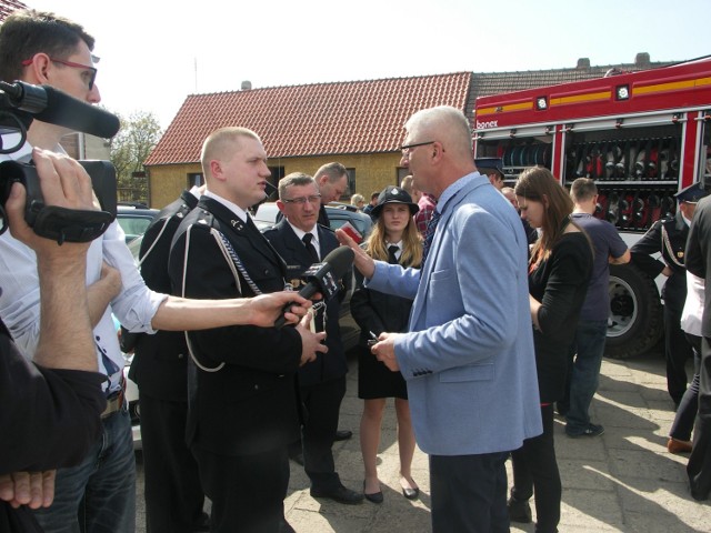 Przewodniczący Rady Miejskiej Adam Orzeszyński w rozmowie ze strażakami, na czele z zastępcą naczelnika Szymonem Matybą