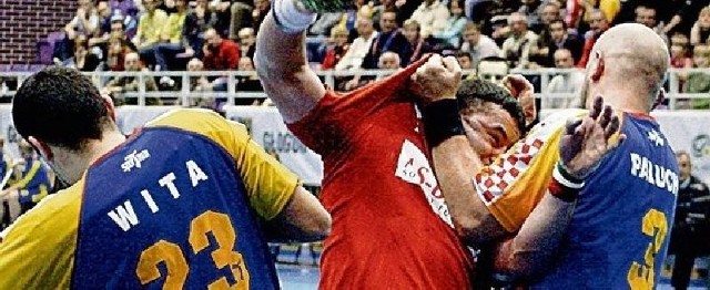 Po meczu w Głogowie koszulka Adriana Marciniaka (z piłką) musiała trafić do krawca