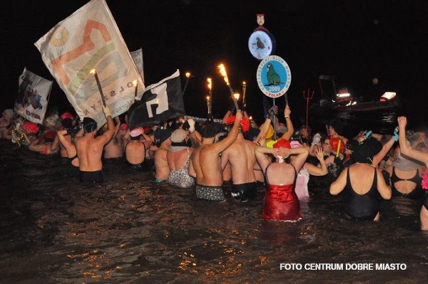 Bartoszycki Klub Morsów wziął udział w nocnej kąpieli