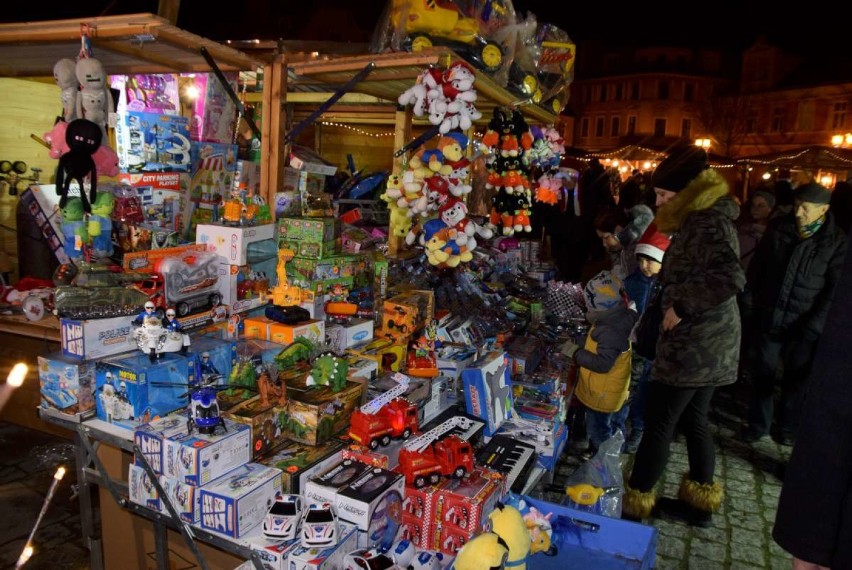 Iluminacja na choince włączona! Jarmark Bożonarodzeniowy w Gnieźnie rozpoczęty!