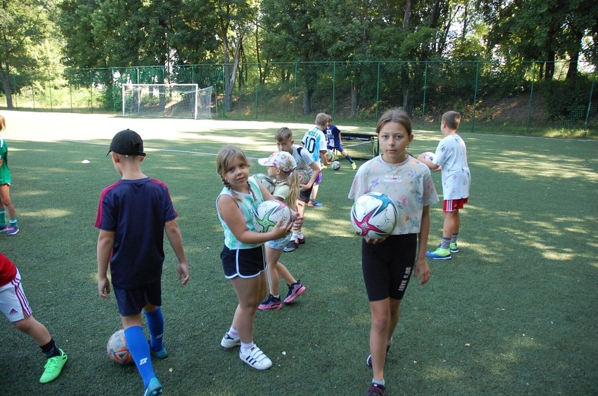 Wakacyjna Akademia Futbolu dla dzieci i młodzieży to letnia...