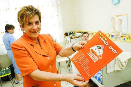 Doktor Barbara Kawińska z ulotką zachęcającą do wyrabiania kart informujących o grupie krwi. FOT. ANNA ARENT